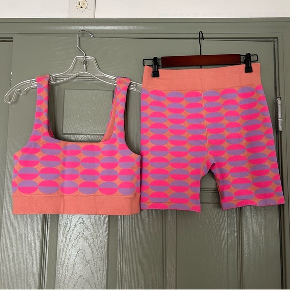 Fabletics Matching Set in Pink and Orange Geometric Modern Design - Picture 4 of 7